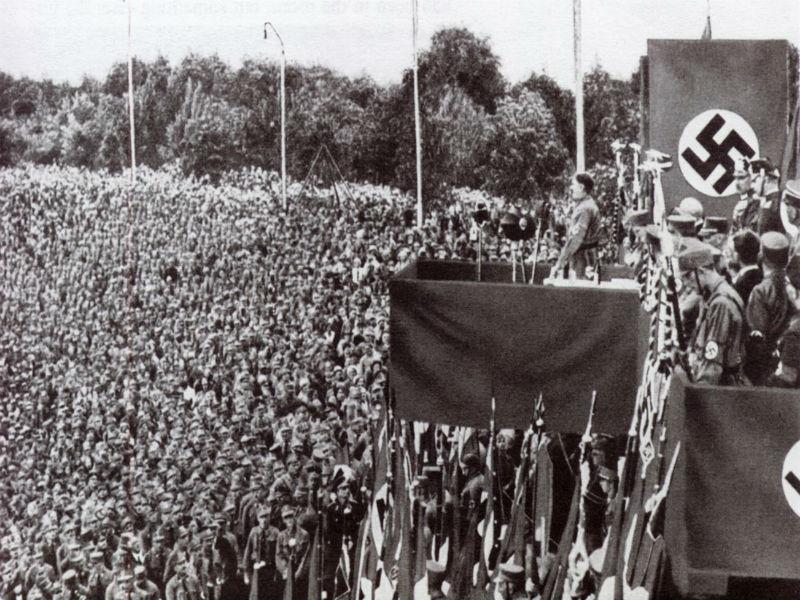Hitelr discursa para juventude nazista