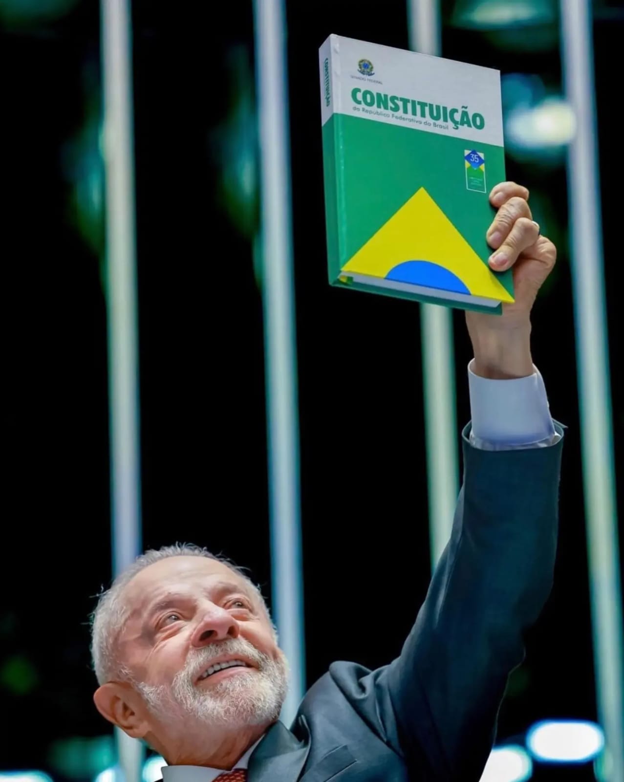 Lula segura uma edição da Constituição brasileira.