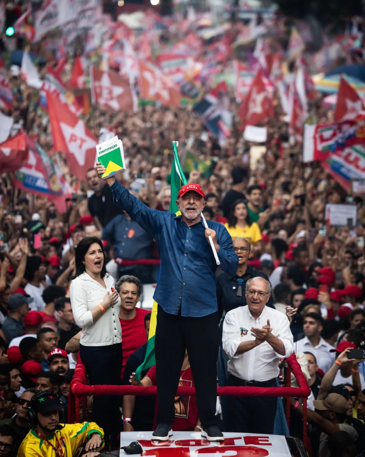 Lula ergue uma edição da Constituição diante de uma multidão.